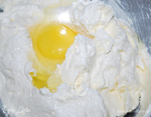 В пышную масляную смесь добавьте по одному яйцу, не торопясь, пока каждое яйцо не соединиться с масляной массой.