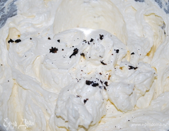 Достаньте стручок ванили из фруктов, ножом соскребите семена ванили и добавьте их в масляно-яичную массу. Добавьте мед. Перемешайте.