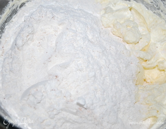 Муку соедините с солью, разрыхлителем, содой, корицей и мускатным орехом. Просейте на масляно-яичную массу и все хорошо перемешайте.