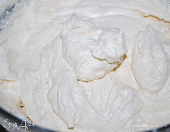 Тесто должно получиться очень воздушное и нежное, за счет того, что все продукты очень хорошо взбиваются вместе. Сначала масло с сахаром, а потом все хорошо вымешивается с яйцами до пышной массы.