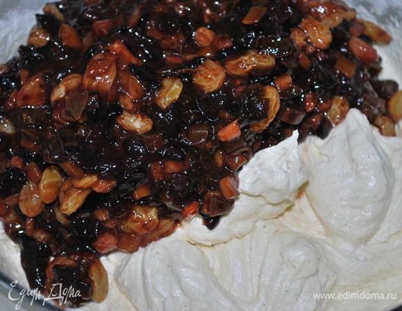 В пышное тесто аккуратно вмешайте лопаткой фрукты в сиропе.