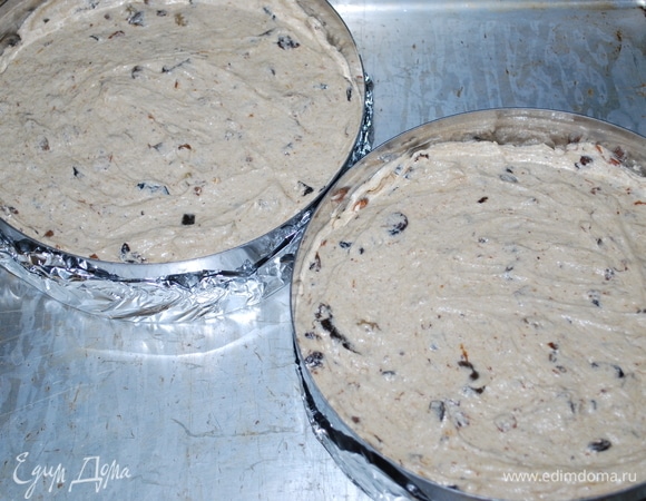 В смазанные маслом формы выложите тесто. У меня две формы диаметром 22 см. Тесто поднимется при выпечке. Выпекайте кексы при 150°C в течение 2 часов. Следите, чтобы кексы не подгорели.