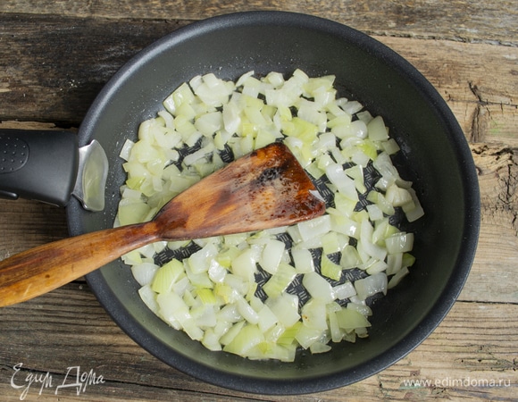 Сбрызгиваем сковородку оливковым маслом, кладем нарезанный лук, посыпаем щепоткой соли, обжариваем несколько минут.