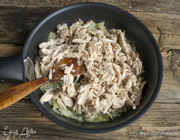Вареную куриную грудку разбираем на волокна, добавляем к обжаренному луку. Курочку для этого рецепта советую отварить заранее и остудить в бульоне, так мясо останется нежным и сочным.