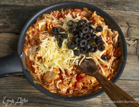 На крупной терке трем сыр. Маслины нарезаем кружочками (небольшую горсть сыра и маслин оставляем для украшения). Добавляем сыр и маслины к остальным ингредиентам.