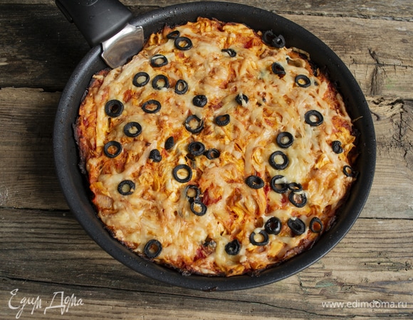 Слегка утрамбовываем содержимое сковороды, сверху посыпаем оставшимся сыром и маслинами. Отправляем на 25 минут в разогретую до 180°C духовку. Подаем горячей. Приятного аппетита!