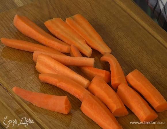 Морковь почистить, разрезать вдоль на 2‒4 части и бланшировать в кипящей воде 5 минут.