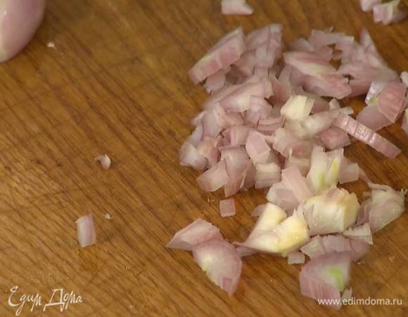 Лук-шалот почистить и мелко порубить.