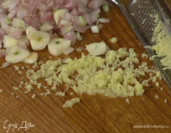 Корень имбиря почистить и натереть на мелкой терке — должна получиться 1 ч. ложка.