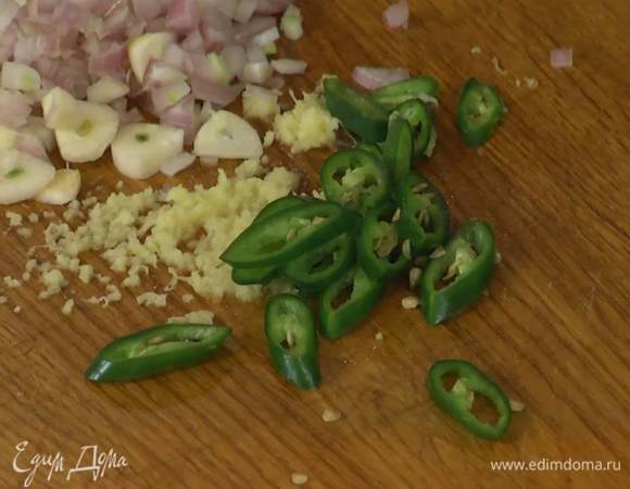 Перец чили нарезать тонкими колечками.