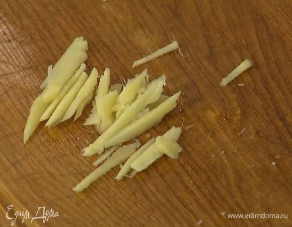 Имбирь почистить и нарезать тонкой стружкой.