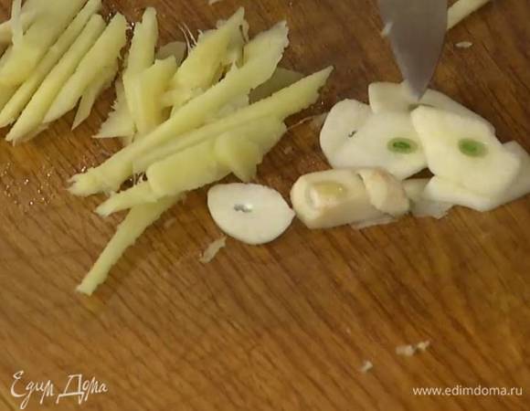 Чеснок почистить и нарезать тонкими пластинками.