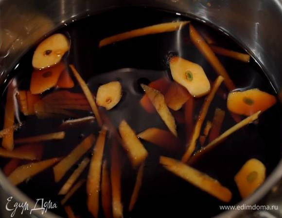 Выложить нарезанные овощи в сотейник, влить соевый соус, вермут, 100 мл воды и довести до кипения.