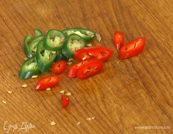 Весь перец чили нарезать тонкими колечками.