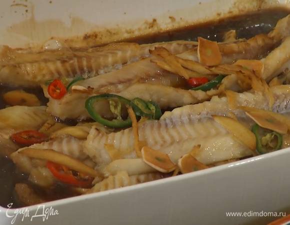 Запекать рыбу в разогретой духовке 10‒12 минут до готовности.