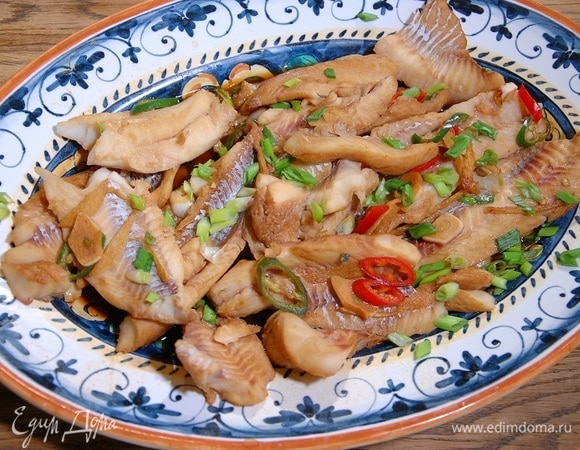 Готовую рыбу выложить в блюдо и посыпать зеленым луком.