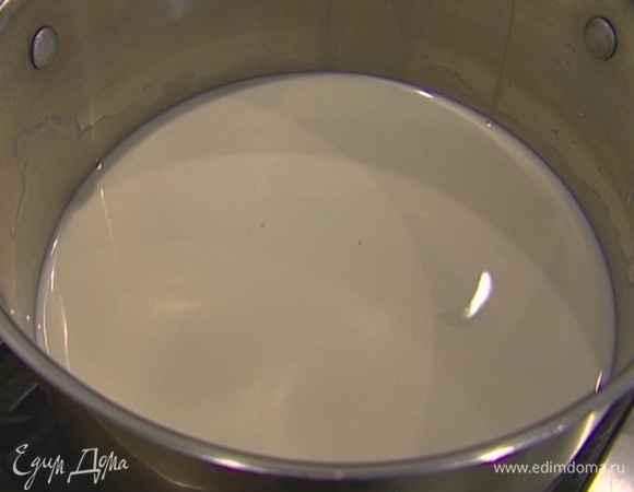 Молоко влить в кастрюлю и слегка подогреть.