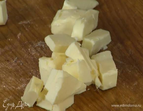Сливочное масло нарезать маленькими кубиками.