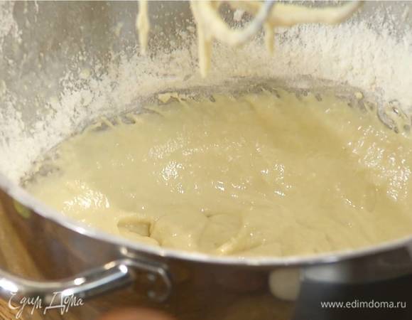 Яйца и желтки поместить в чашу комбайна и вымешать на высокой скорости, затем, продолжая вымешивать, добавить 15 г сахара, нарезанное сливочное масло, небольшими порциями всыпать муку с дрожжами и солью и понемногу влить теплое молоко.