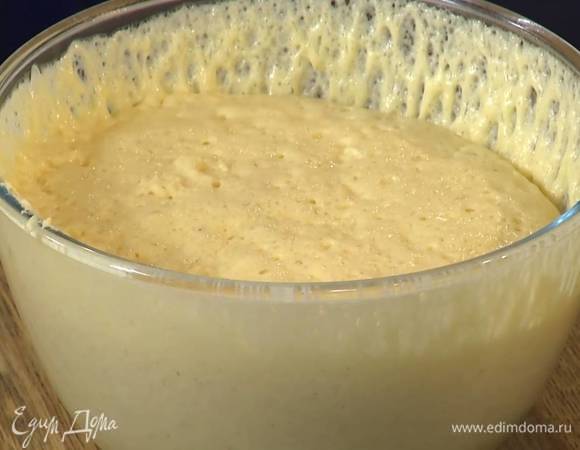 Выключить комбайн и перемешать все лопаткой в однородное тесто, затем<br />
затянуть пищевой пленкой и поместить в теплое место подходить.<br />
 