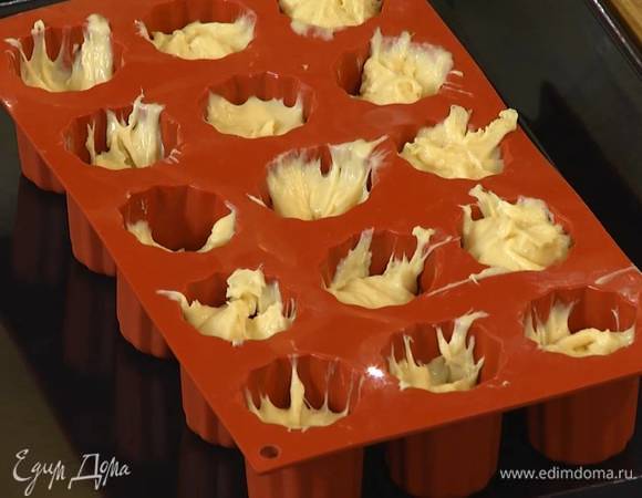 Подошедшее тесто выложить в формочки для кексов, заполняя их на половину объема, и выпекать в разогретой духовке примерно 20 минут.