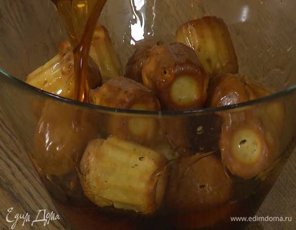 Готовые кексы вынуть из формы, выложить в глубокую миску, залить сиропом и дать пропитаться.