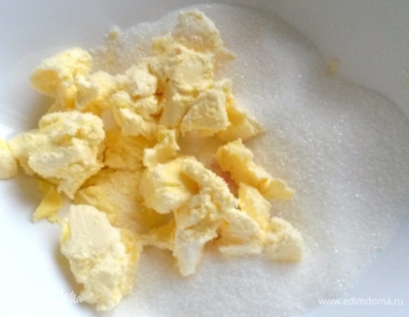 Растереть сахар и ваниль с мягким маслом или маргарином.