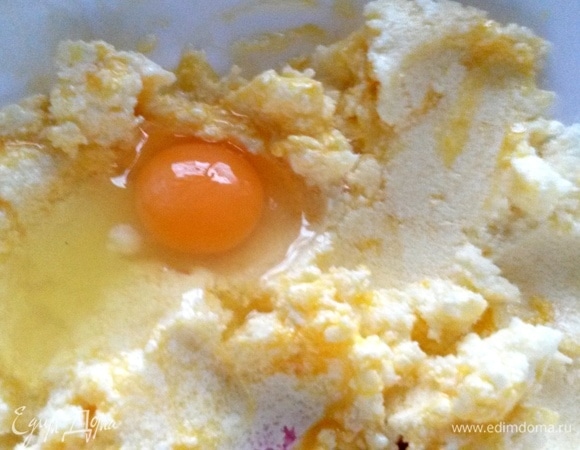 Вбить по одному яйца и смешать.