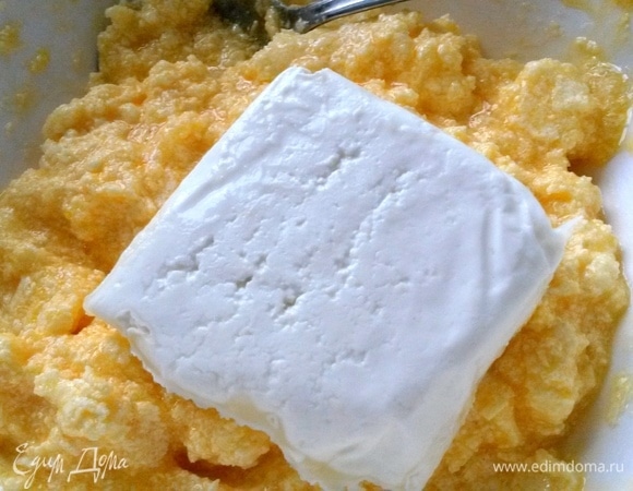 Добавить творог.