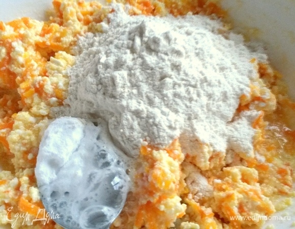 Всыпать муку и соду гашеную.