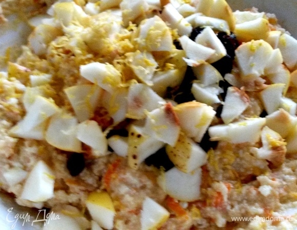 Нарезать яблоки садовые в тесто, натереть цедру и еще добавить по желанию изюм.