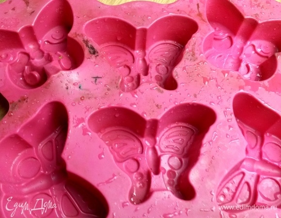 Форму силиконовую смочить. Так по инструкции.