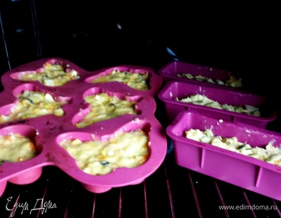 Ставим в электрическую духовку на 200°C или в газовую на 180°C.