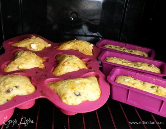 Выпекала 35 минут. Один большой кекс будет выпекаться дольше.