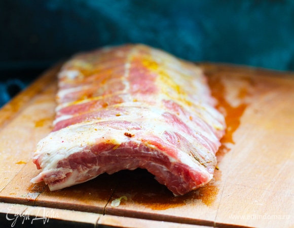 Реберную ленту посолить и приправить черным перцем.