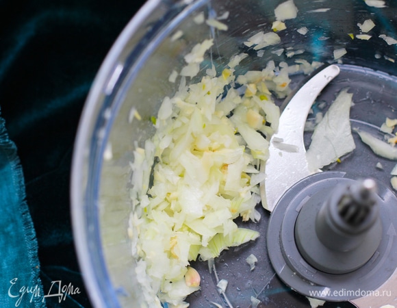 Лук и чеснок нарубить достаточно мелко.
