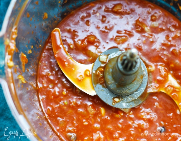 Разогреть в сотейнике смесь кунжутного и растительного масла и готовить лук с чесноком минуты 3–4 до мягкости. Выложить в блендер все ингредиенты для соуса, добавить обжаренные чеснок и лук, затем перемолоть все до однородности. Томатный соус у меня был «Маринара». Ананасовый сок можно заменить сиропом от консервированных ананасов.