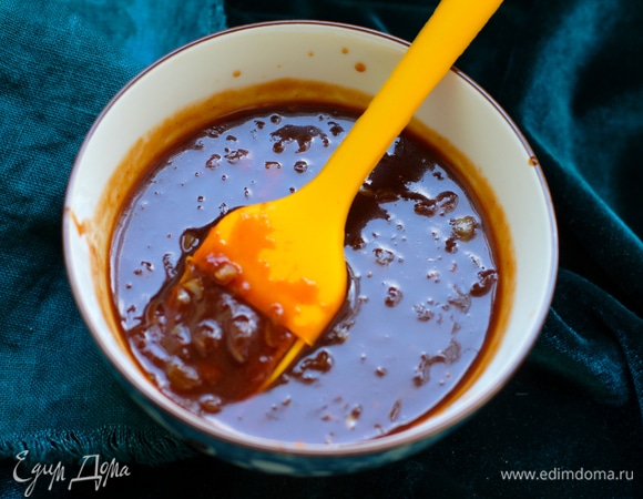 Вылить массу в сотейник и на среднем огне уваривать ее в течение 7–8 минут до загустения.