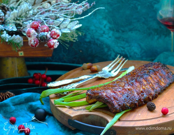 Духовку разогреть до 190°C, включить режим конвекции. Поместить ребра на решетку и смазать соусом. Готовить 15 минут. Смазать соусом снова, убавить температуру до 170°C и готовить еще 15 минут. Перевернуть ребра, вновь смазать соусом и готовить 10 минут.
