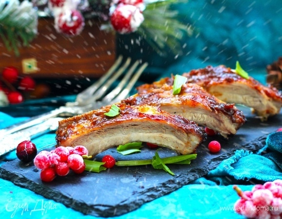 Достать ребра с решетки и завернуть в фольгу минут на 10 для перераспределения соков.