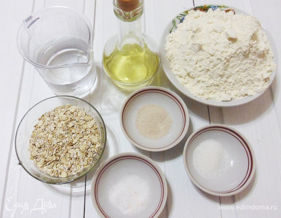 Все необходимые для выпечки хлеба ингредиенты.