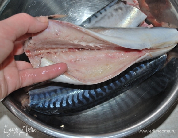 У свежей скумбрии удалите голову, плавники и хвостик. Удалите черную пленку и хорошо промойте рыбу. Скумбрию лучше выбрать крупную.