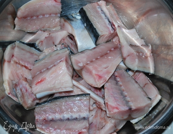Нарежьте скумбрию кусочками.