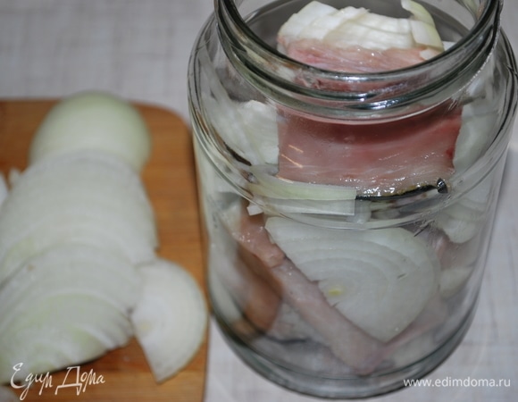 Лук нарежьте полукольцами. В банку слоями выложите рыбу и лук, плотно не утрамбовывайте. У меня из 3 скумбрий получились две литровые банки. Налейте рассол в банки, закройте их крышками, оставьте при комнатной температуре на 2 часа и потом уберите в холодное место на 3 дня.