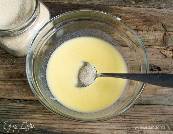 Смешиваем 150 мл теплого молока и сливочное масло, добавляем свежие дрожжи и тростниковый сахар. Размешиваем, пока дрожжи полностью не растворятся.