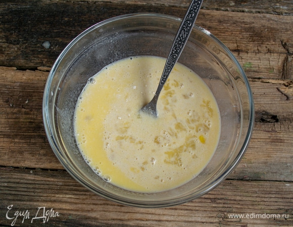 Отдельно взбиваем вилкой одно крупное яйцо, добавляем в миску.