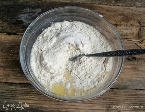Обычную пшеничную муку просеиваем, насыпаем в миску с жидкими ингредиентами, добавляем мелкую соль.