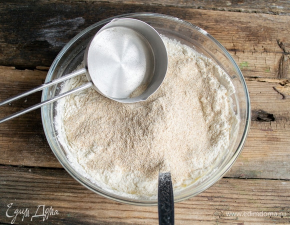 Насыпаем цельнозерновую пшеничную муку.