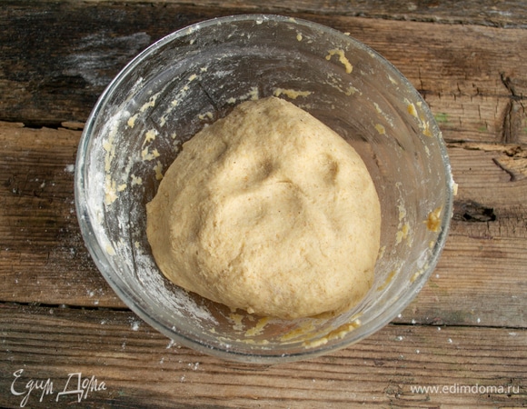 Выкладываем тесто на доску, посыпанную мукой, месим 8–10 минут.
