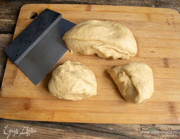Делим тесто пополам. Одну половину делим еще раз пополам — получатся две четвертинки.